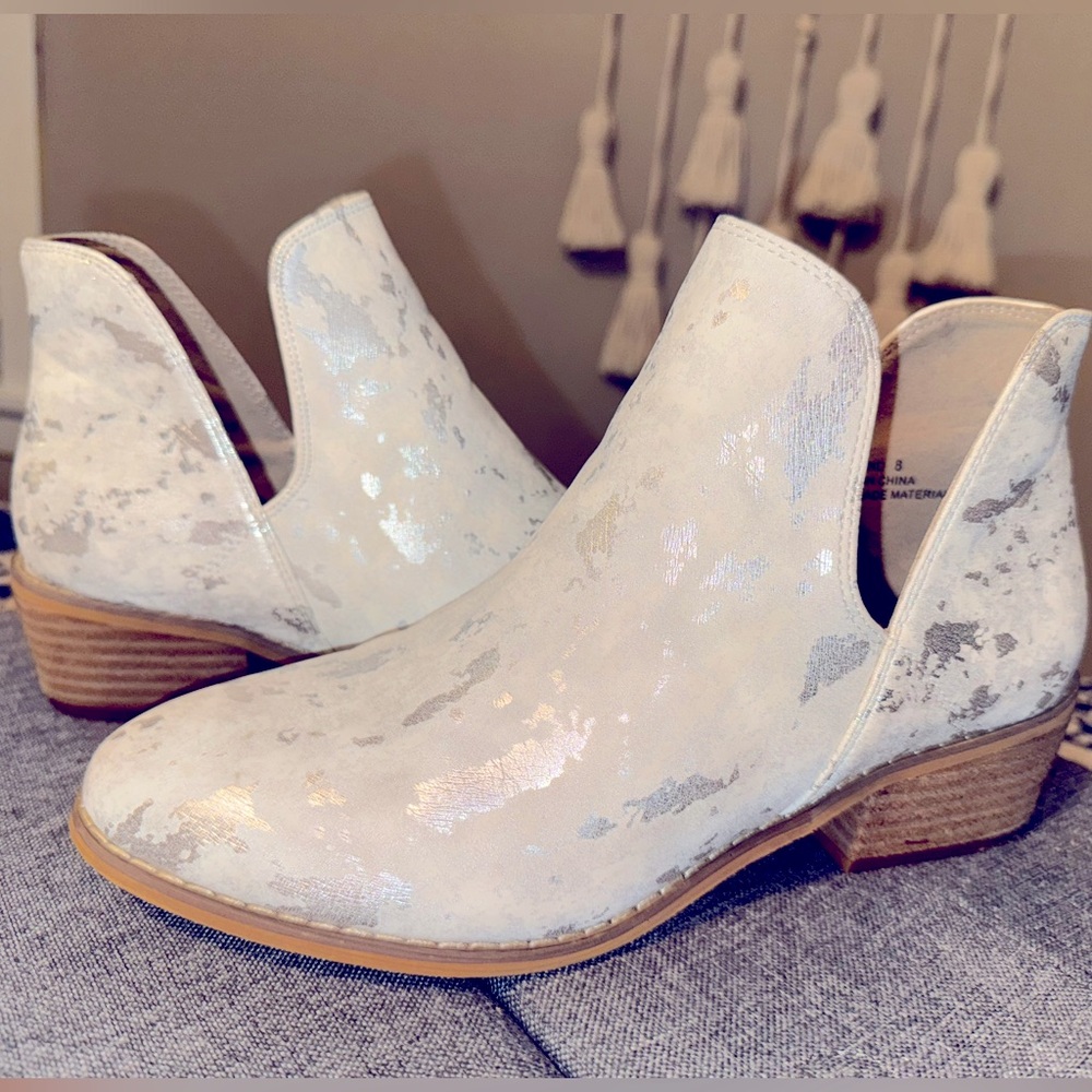 Boutique by Corky’s Silver Shine Booties size 8
